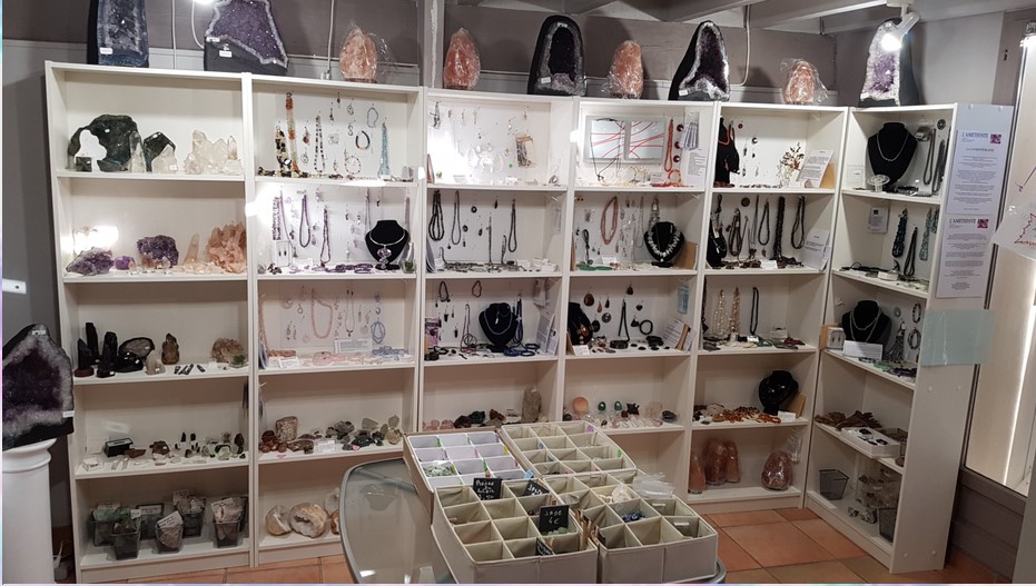 Les vitrines de min&eacute;raux du magasin