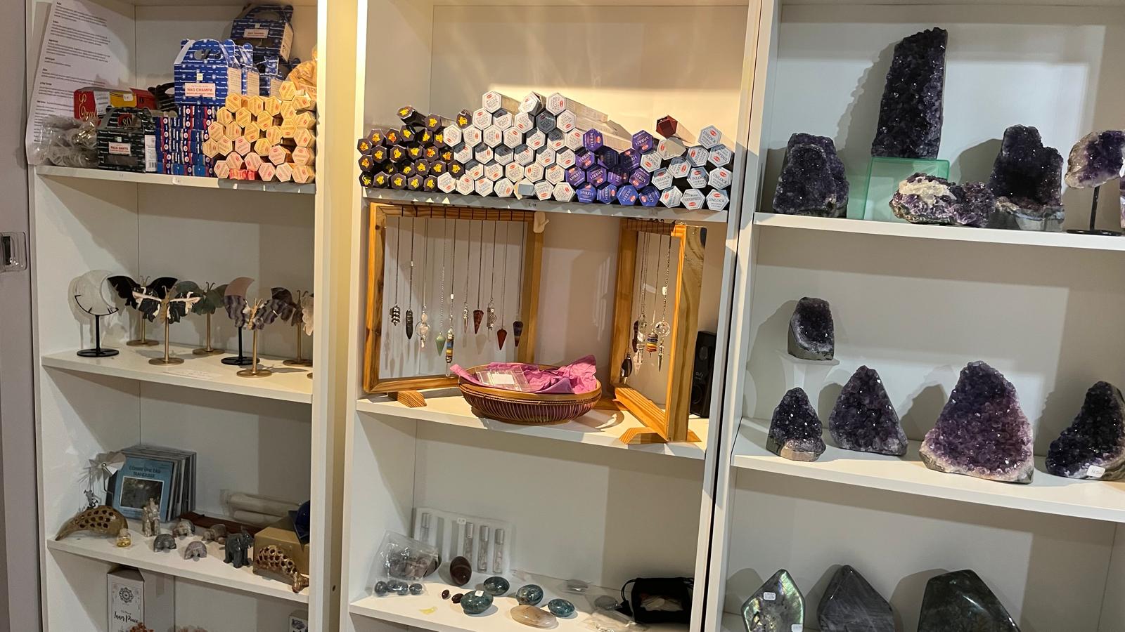 Améthystes et labradorites en vitrine